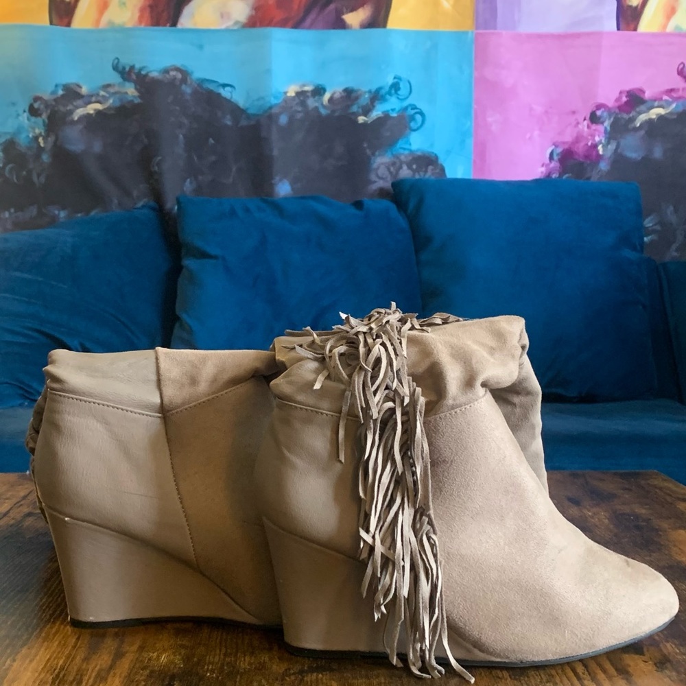Brand is unkwn but closed toe heel w/ tassels